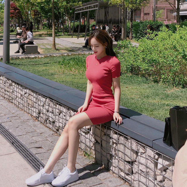 Cá là bạn không chỉ học được cách mix đồ mà còn tiện học được cả cách pose dáng ảo diệu từ street style Châu Á