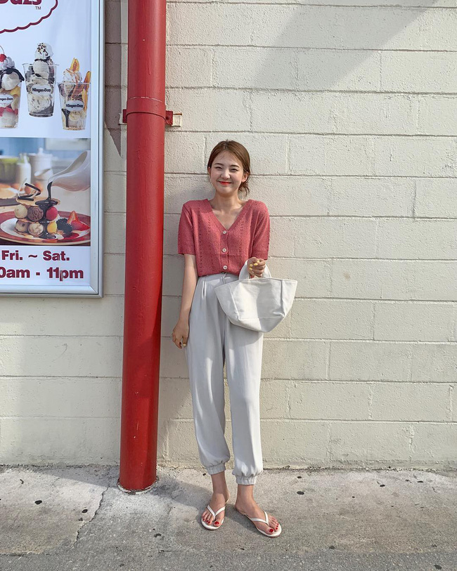 Cá là bạn không chỉ học được cách mix đồ mà còn tiện học được cả cách pose dáng ảo diệu từ street style Châu Á