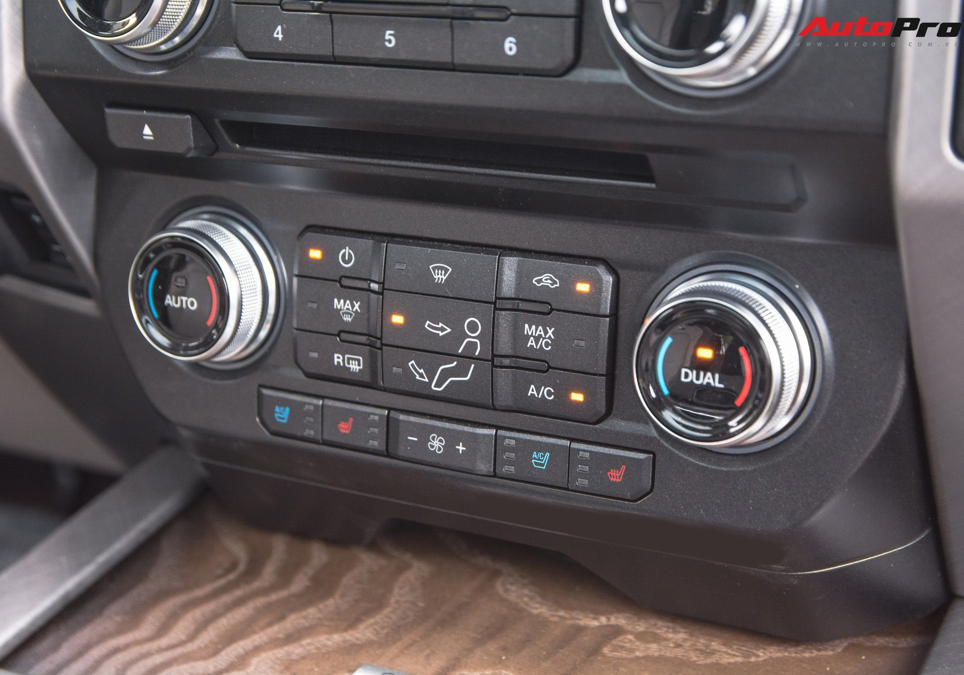 Cận cảnh Ford F-450 Limited Heavy Duty đầu tiên Việt Nam - Ông trùm của làng bán tải có giá hơn 6 tỷ đồng Cận cảnh Ford F-450 Limited Heavy Duty đầu tiên Việt Nam - Ông trùm của làng bán tải có giá hơn 6 tỷ đồng