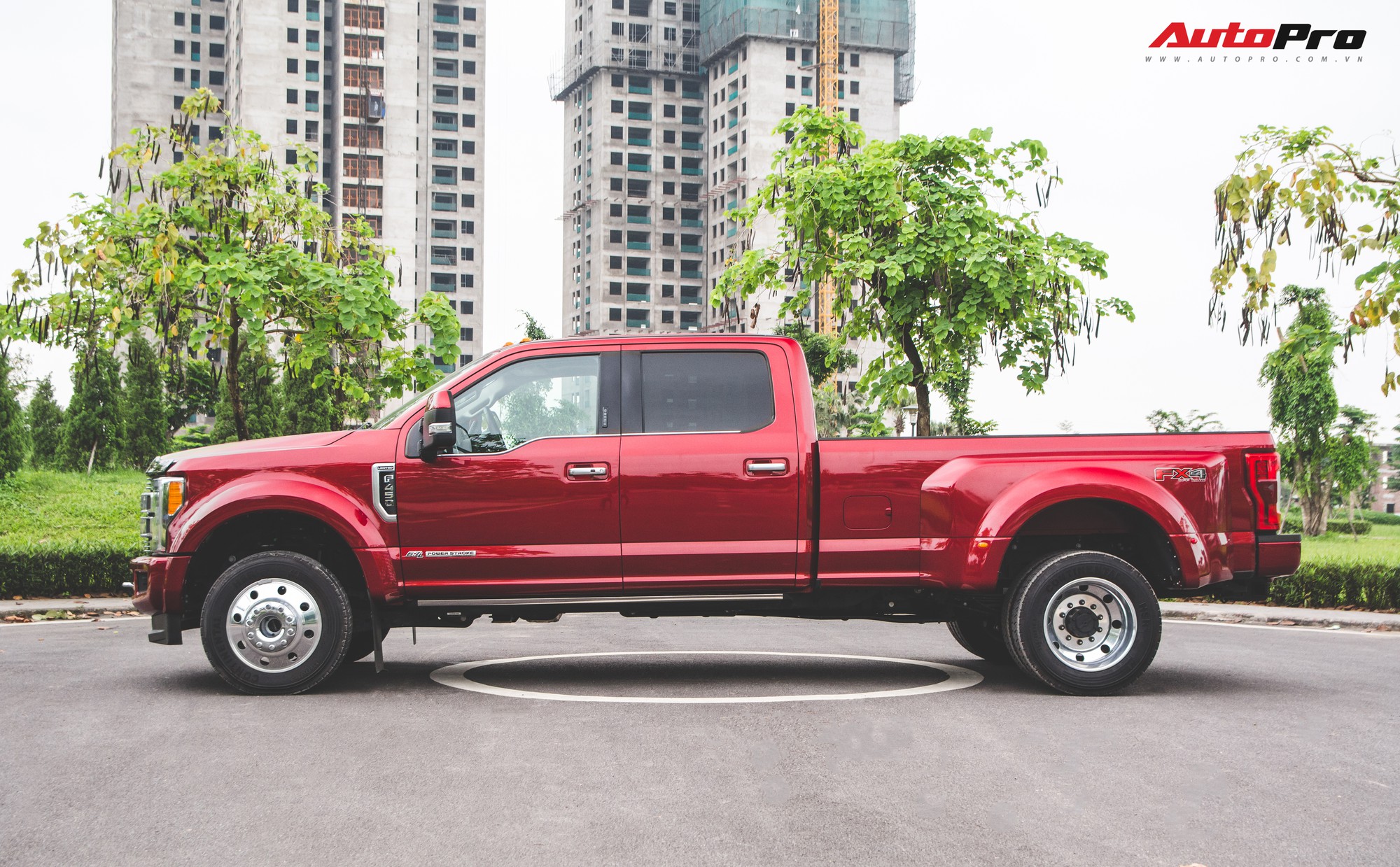 Cận cảnh Ford F-450 Limited Heavy Duty đầu tiên Việt Nam - Ông trùm của làng bán tải có giá hơn 6 tỷ đồng Cận cảnh Ford F-450 Limited Heavy Duty đầu tiên Việt Nam - Ông trùm của làng bán tải có giá hơn 6 tỷ đồng
