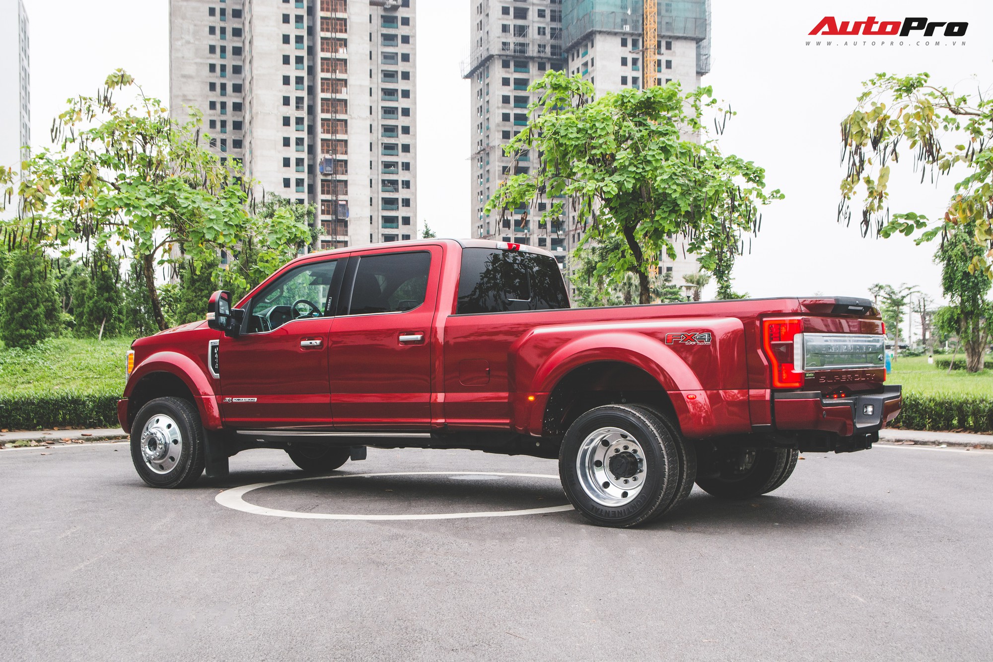 Cận cảnh Ford F-450 Limited Heavy Duty đầu tiên Việt Nam - Ông trùm của làng bán tải có giá hơn 6 tỷ đồng Cận cảnh Ford F-450 Limited Heavy Duty đầu tiên Việt Nam - Ông trùm của làng bán tải có giá hơn 6 tỷ đồng