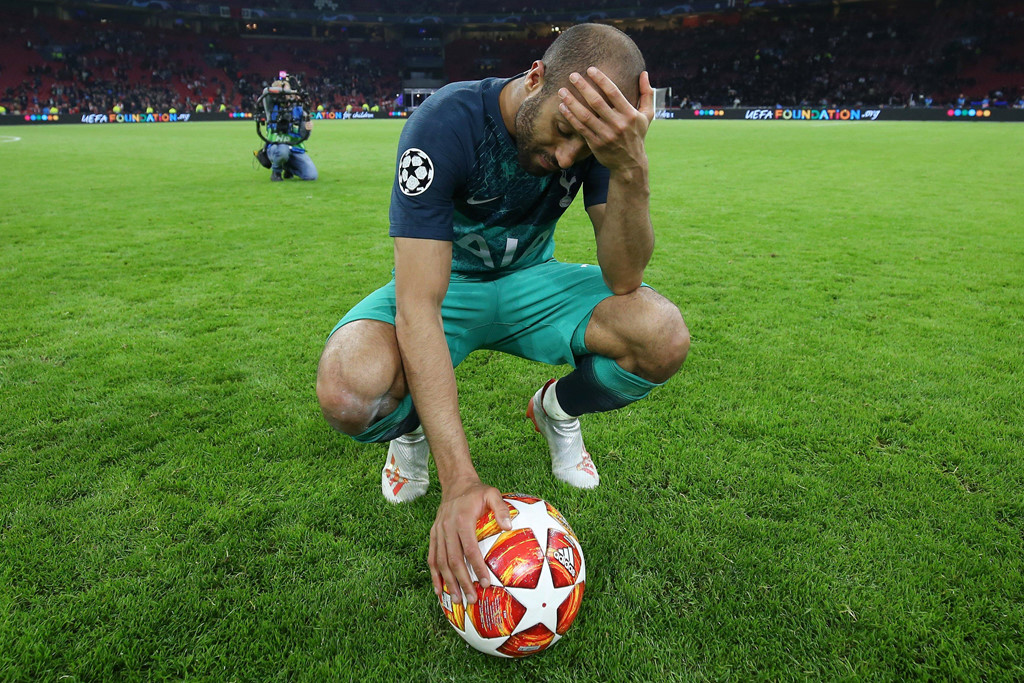 HLV Tottenham òa khóc, gục xuống sân sau bàn thắng phút 90+6