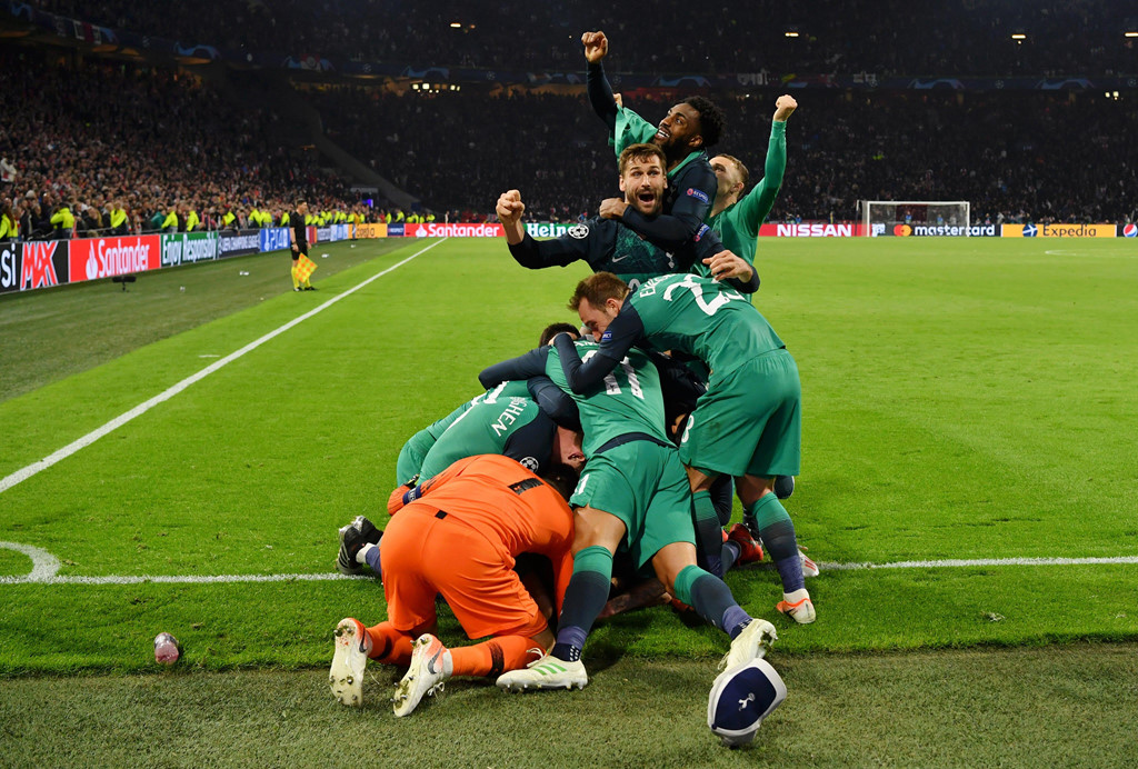 HLV Tottenham òa khóc, gục xuống sân sau bàn thắng phút 90+6
