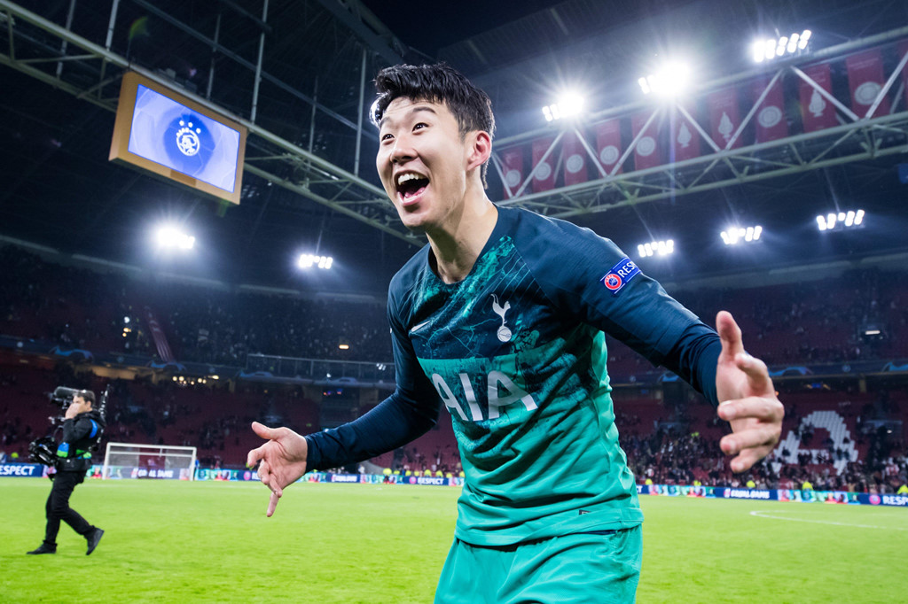 HLV Tottenham òa khóc, gục xuống sân sau bàn thắng phút 90+6