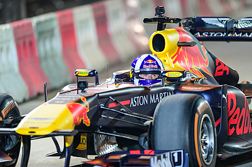 Lý do xe đua F1 không có túi khí