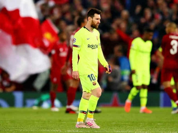 Bị hỏi tội sau trận thua Liverpool, Messi tức giận định tay bo với CĐV Barca