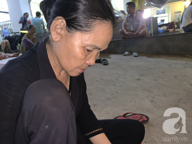 Con trai đang ăn cơm thì bình gas phát nổ làm bỏng nặng, mẹ nghèo bất lực gom góp tiền đóng viện phí cứu con