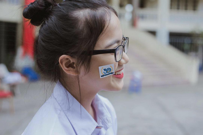 Bị chụp lén mà vẫn đẹp xuất sắc, nữ sinh 10X Chuyên Thái Nguyên nổi như cồn chỉ sau một đêm