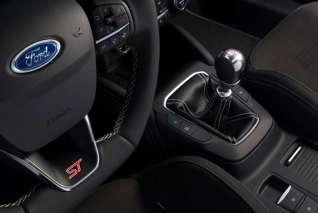 Ford Focus ST mạnh ngang ngửa Mustang, giá từ 38.600 USD