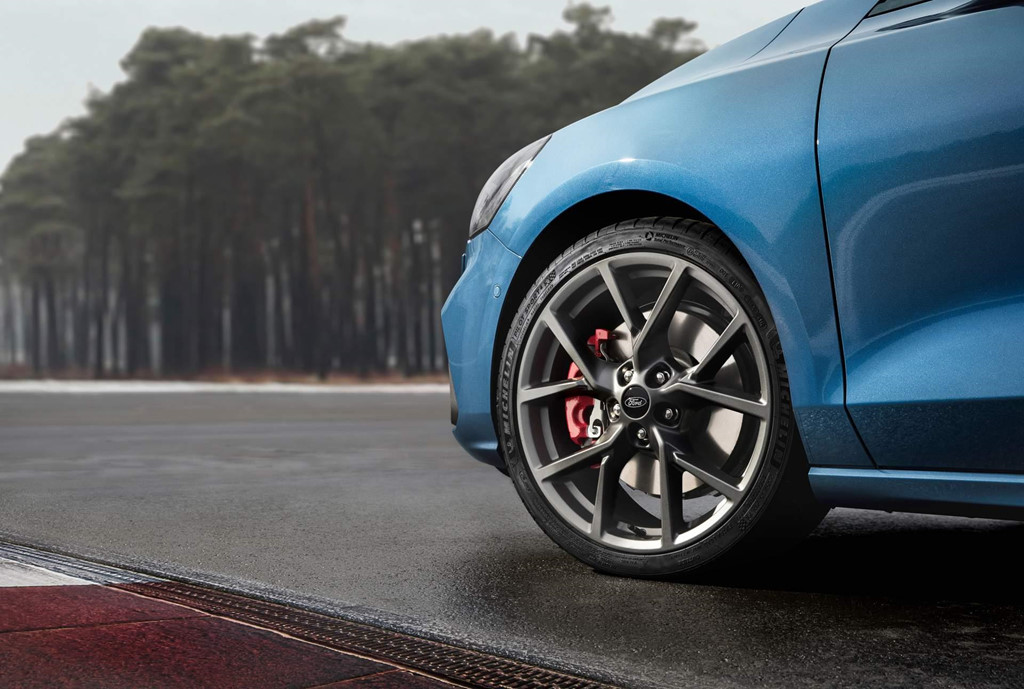 Ford Focus ST mạnh ngang ngửa Mustang, giá từ 38.600 USD