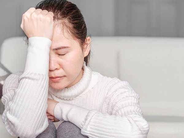 Dỗ dành con ngủ xong, tôi mở mâm cơm nhà chồng phần cho mà trố mắt kinh ngạc rồi nước mắt cứ ứa ra