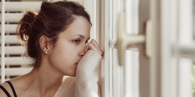 Dỗ dành con ngủ xong, tôi mở mâm cơm nhà chồng phần cho mà trố mắt kinh ngạc rồi nước mắt cứ ứa ra