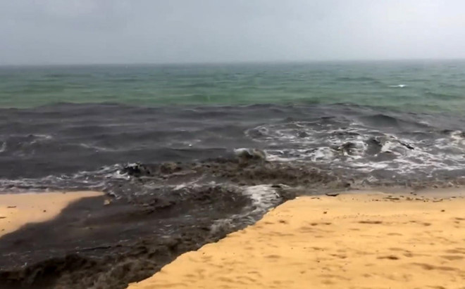 Chưa có nhà máy xử lý, nước thải đen ngòm chảy ào ào ra biển Phú Quốc