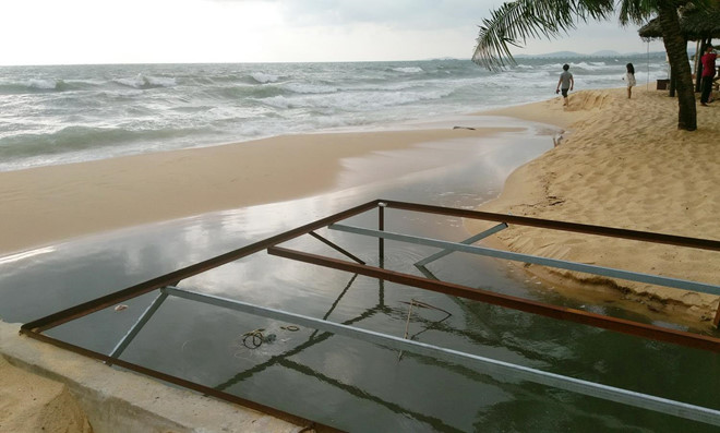 Chưa có nhà máy xử lý, nước thải đen ngòm chảy ào ào ra biển Phú Quốc