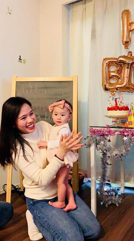 Gia đình ngược cực thú vị: Vợ đi làm từ sáng đến tối, chồng ở nhà làm nội trợ, chăm sóc 2 con nhỏ, thu nhập hơn 1 tỷ đồng/năm