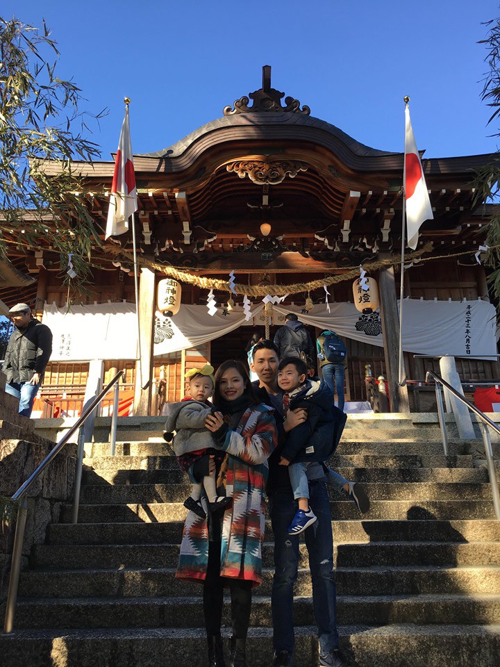 Gia đình ngược cực thú vị: Vợ đi làm từ sáng đến tối, chồng ở nhà làm nội trợ, chăm sóc 2 con nhỏ, thu nhập hơn 1 tỷ đồng/năm