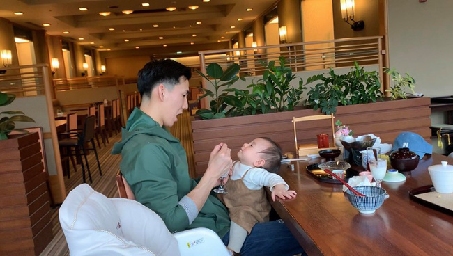 Gia đình ngược cực thú vị: Vợ đi làm từ sáng đến tối, chồng ở nhà làm nội trợ, chăm sóc 2 con nhỏ, thu nhập hơn 1 tỷ đồng/năm