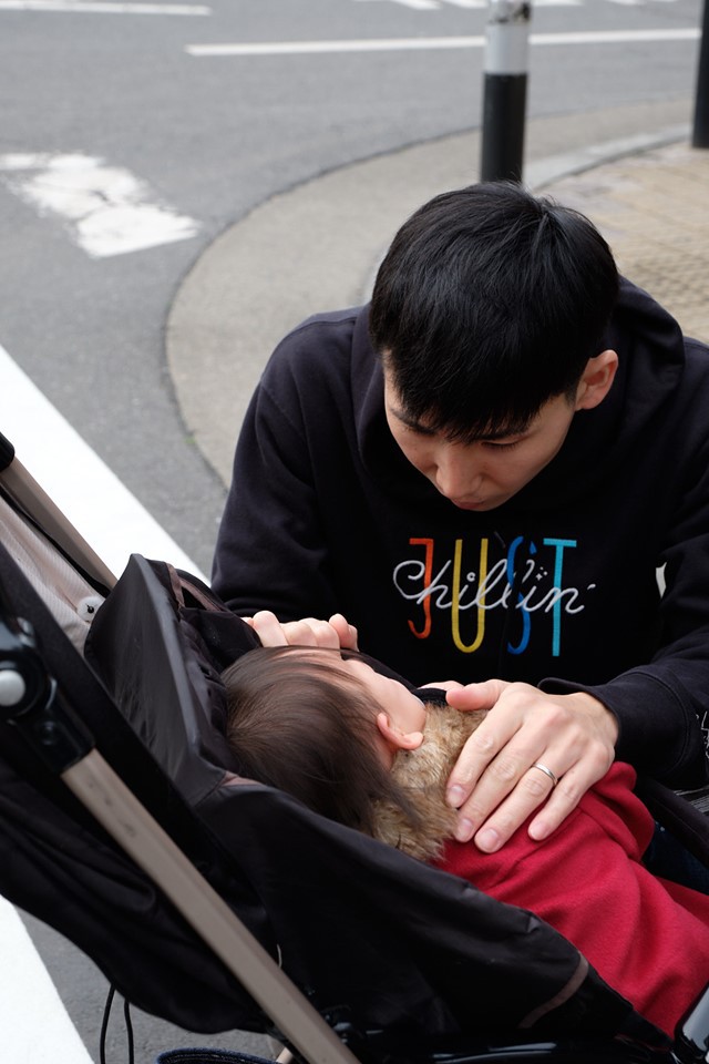 Gia đình ngược cực thú vị: Vợ đi làm từ sáng đến tối, chồng ở nhà làm nội trợ, chăm sóc 2 con nhỏ, thu nhập hơn 1 tỷ đồng/năm