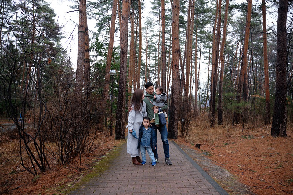 Gia đình ngược cực thú vị: Vợ đi làm từ sáng đến tối, chồng ở nhà làm nội trợ, chăm sóc 2 con nhỏ, thu nhập hơn 1 tỷ đồng/năm