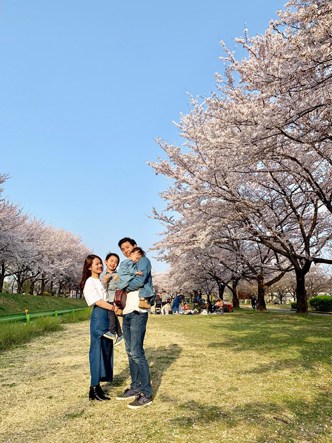 Gia đình ngược cực thú vị: Vợ đi làm từ sáng đến tối, chồng ở nhà làm nội trợ, chăm sóc 2 con nhỏ, thu nhập hơn 1 tỷ đồng/năm