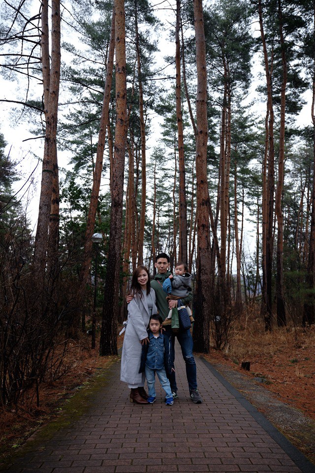 Gia đình ngược cực thú vị: Vợ đi làm từ sáng đến tối, chồng ở nhà làm nội trợ, chăm sóc 2 con nhỏ, thu nhập hơn 1 tỷ đồng/năm