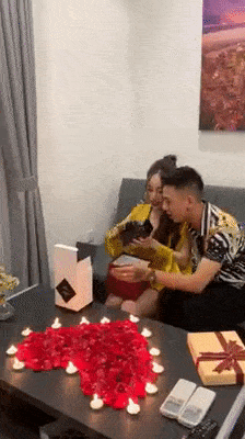 Chồng tặng núi tiền làm quà sinh nhật, vợ xuýt xoa: Không đếm được, phải dùng máy