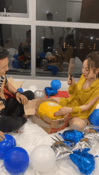 Chồng tặng núi tiền làm quà sinh nhật, vợ xuýt xoa: Không đếm được, phải dùng máy