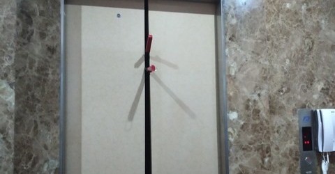 Phá cửa thang máy khách sạn, giải cứu 8 người mắc kẹt