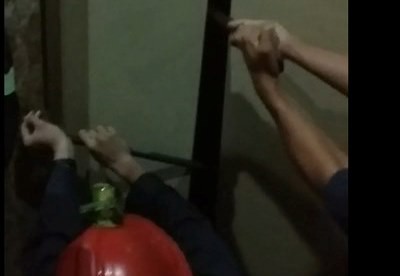 Phá cửa thang máy khách sạn, giải cứu 8 người mắc kẹt