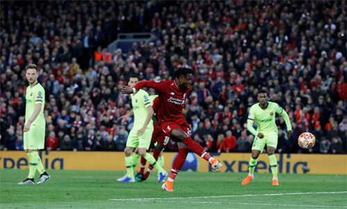 Sự nhanh trí của cậu bé nhặt bóng giúp Liverpool thắng Barca