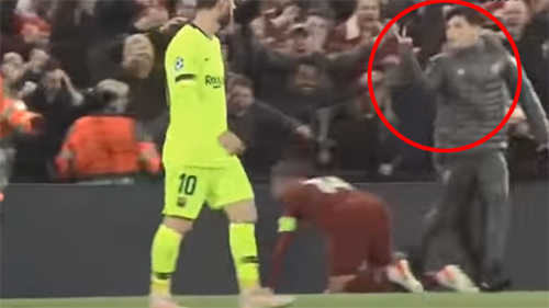 Sự nhanh trí của cậu bé nhặt bóng giúp Liverpool thắng Barca