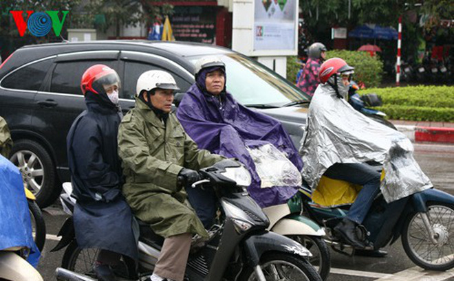 Vì sao giữa mùa hè mà thời tiết miền Bắc lại rét run người?