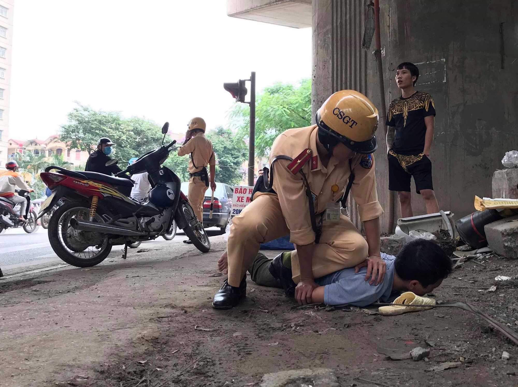 Hà Nội: Đối tượng say rượu đạp đổ xe cảnh sát giao thông vì bị yêu cầu dừng lại thổi nồng độ cồn