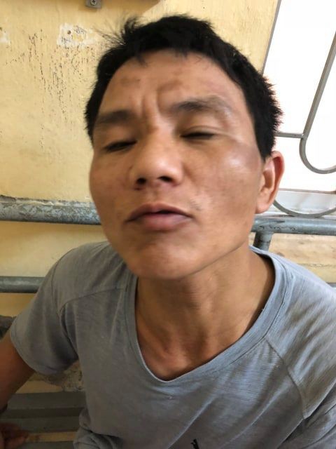 Hà Nội: Đối tượng say rượu đạp đổ xe cảnh sát giao thông vì bị yêu cầu dừng lại thổi nồng độ cồn