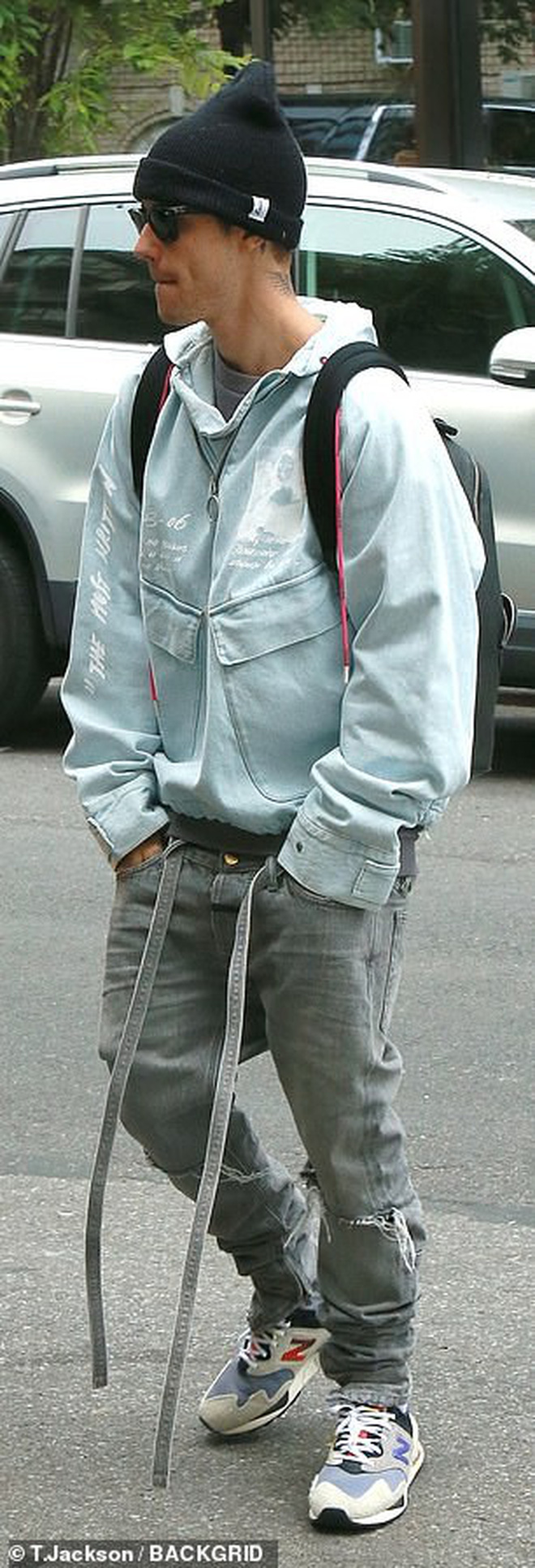 Được vợ Hailey Baldwin hôn thắm thiết nhưng Justin Bieber vẫn chưa thể cười vui vẻ, lý do là gì?