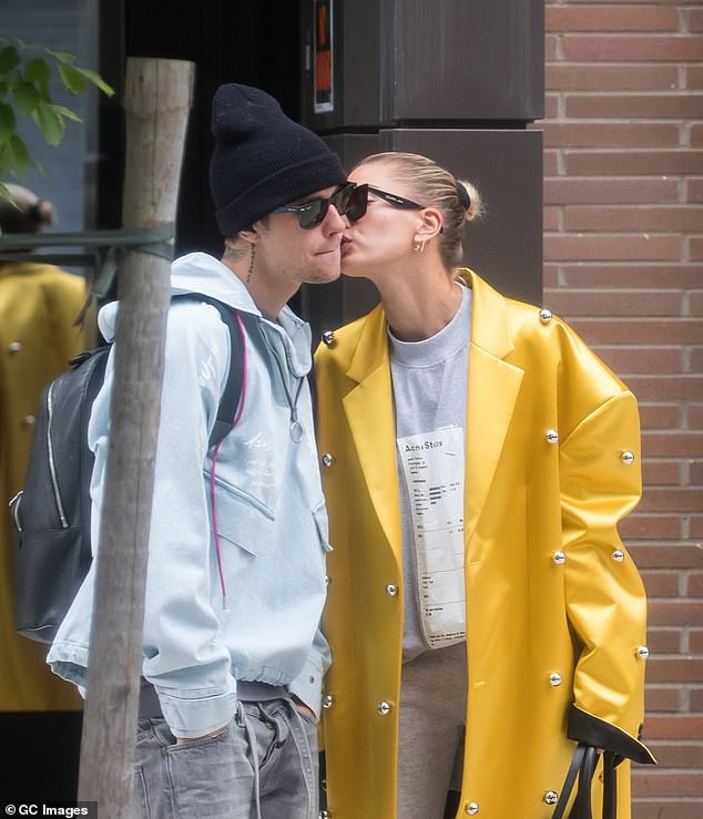 Được vợ Hailey Baldwin hôn thắm thiết nhưng Justin Bieber vẫn chưa thể cười vui vẻ, lý do là gì?