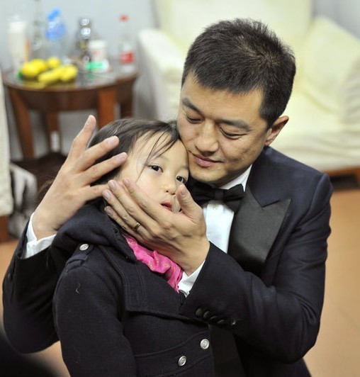 Lý Á Bằng có bạn gái mới, con gái trở nên buồn bã u sầu, thường xuyên ở bên Vương Phi?