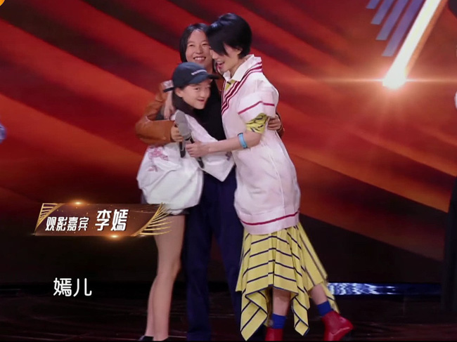 Lý Á Bằng có bạn gái mới, con gái trở nên buồn bã u sầu, thường xuyên ở bên Vương Phi?