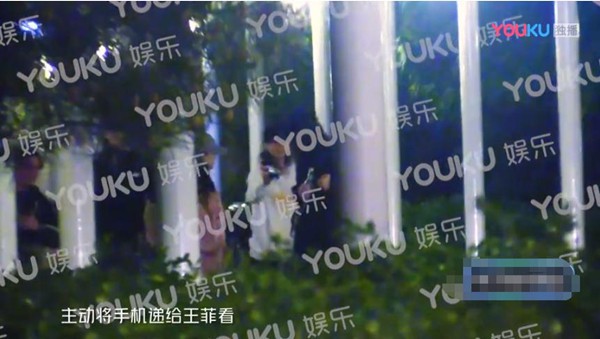 Lý Á Bằng có bạn gái mới, con gái trở nên buồn bã u sầu, thường xuyên ở bên Vương Phi?