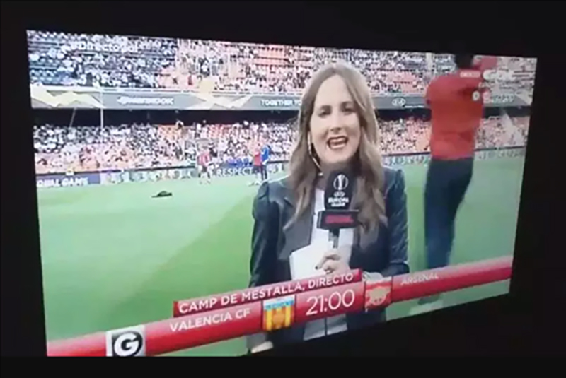 Hy hữu: Nữ phóng viên bị sút vào đầu khi tác nghiệp trận Arsenal