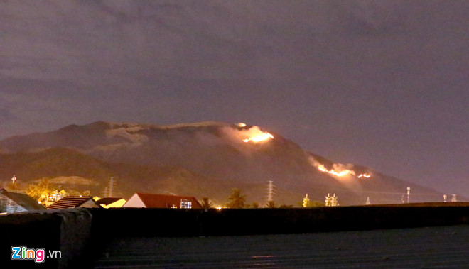 Cháy lớn trên đỉnh núi Chín Khúc ở Nha Trang