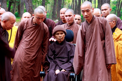 Thiền sư Thích Nhất Hạnh rời chùa Từ Hiếu đến Đà Nẵng tịnh dưỡng