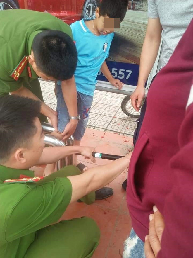 Nghịch dại ở điểm đỗ xe buýt, bé trai khiến hai chiến sỹ Công an và người dân cứu bở hơi tai