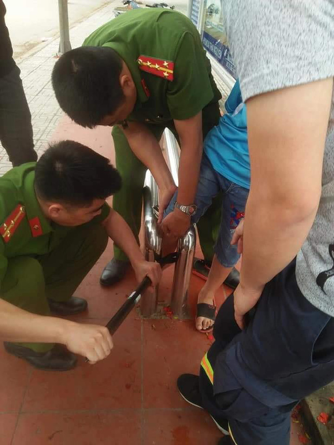 Nghịch dại ở điểm đỗ xe buýt, bé trai khiến hai chiến sỹ Công an và người dân cứu bở hơi tai