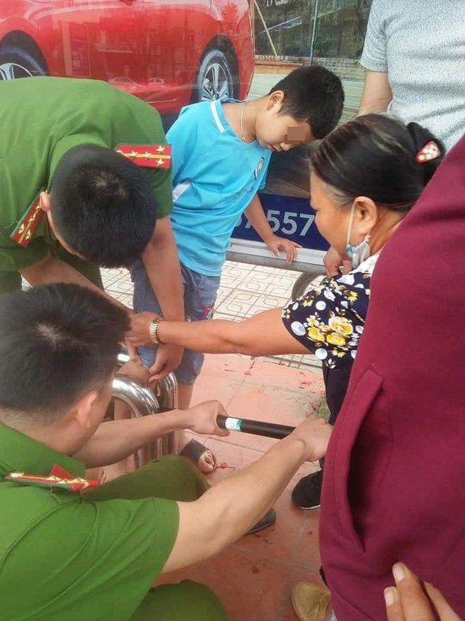 Nghịch dại ở điểm đỗ xe buýt, bé trai khiến hai chiến sỹ Công an và người dân cứu bở hơi tai