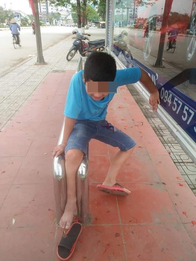 Nghịch dại ở điểm đỗ xe buýt, bé trai khiến hai chiến sỹ Công an và người dân cứu bở hơi tai