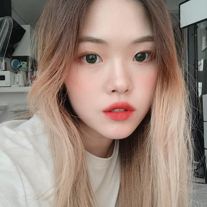 Muốn vừa xinh vừa ra dáng cô nàng sành điệu, bạn phải sắm ngay màu son này cùng 2 cách makeup sau đây Muốn vừa xinh vừa ra dáng cô nàng sành điệu, bạn phải sắm ngay màu son này cùng 2 cách makeup sau đây