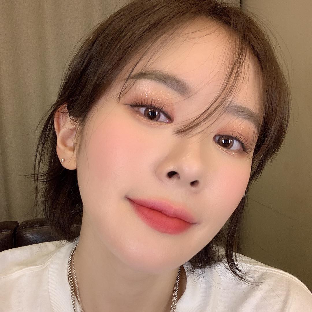 Muốn vừa xinh vừa ra dáng cô nàng sành điệu, bạn phải sắm ngay màu son này cùng 2 cách makeup sau đây Muốn vừa xinh vừa ra dáng cô nàng sành điệu, bạn phải sắm ngay màu son này cùng 2 cách makeup sau đây
