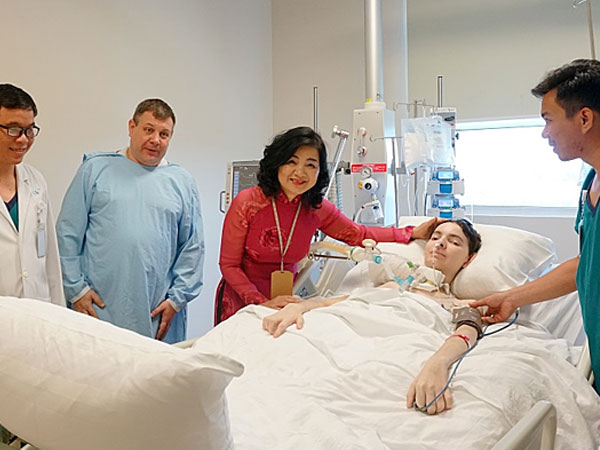 Ông bố Ukraine mang con trai đến Việt Nam chữa ung thư