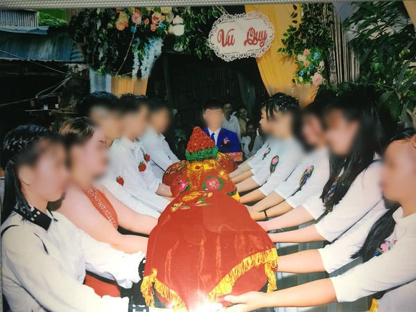 Vừa bực, vừa buồn cười với bộ ảnh cưới theo phong cách thập niên hồi đó của cô dâu Đồng Tháp